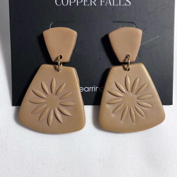 🐈‍ 3/$15 - Brown dangle floral clay earrings new - Picture 1 of 3